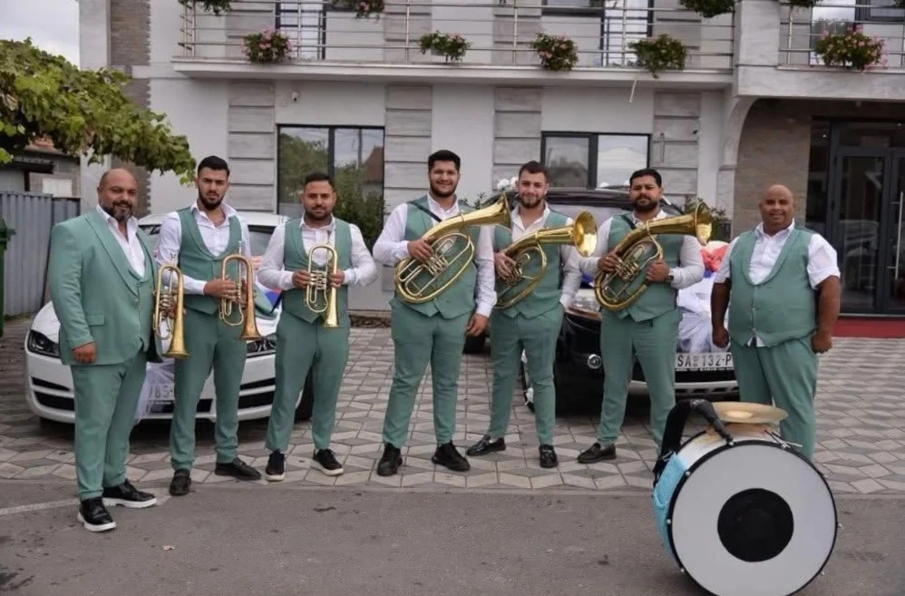 Trubački Orkestar u zelenim odelima
